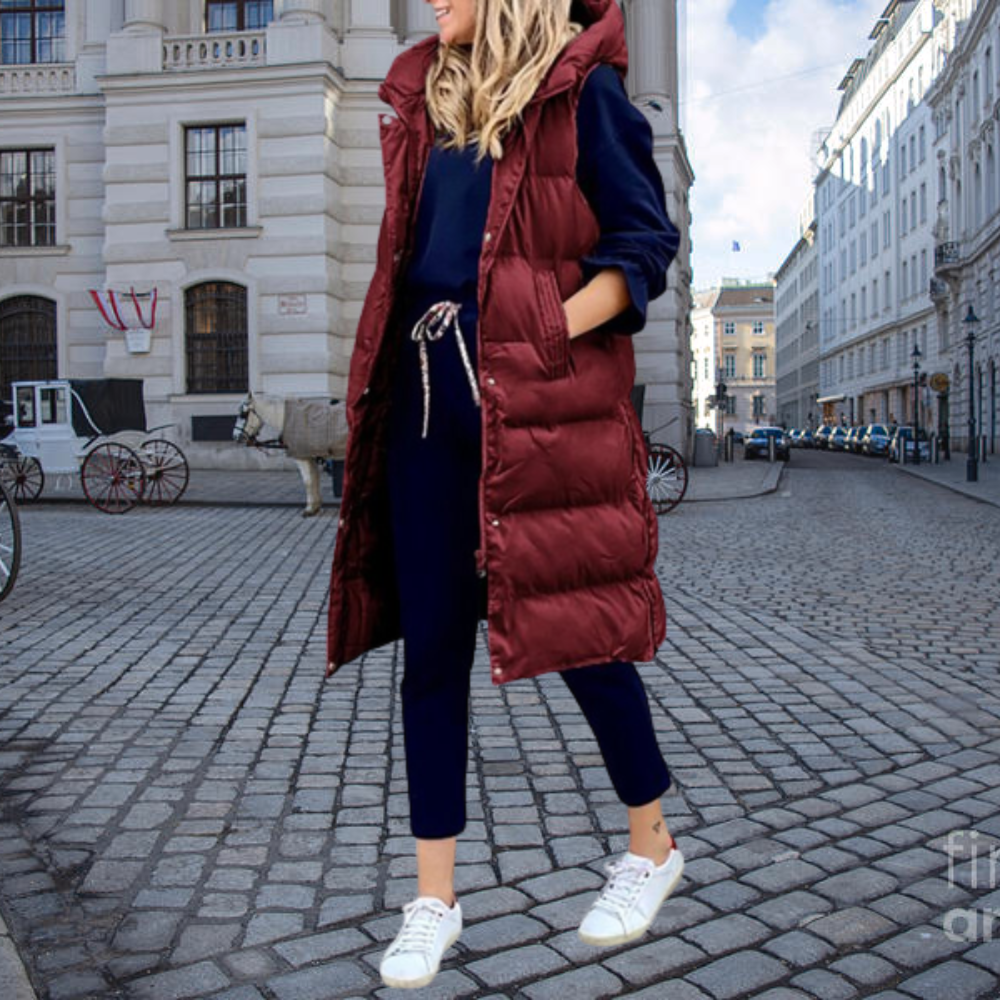 Długi pikowany bezrękawnik z kapturem i kieszeniami - Taylor-Bordeaux-S-Trend Polska