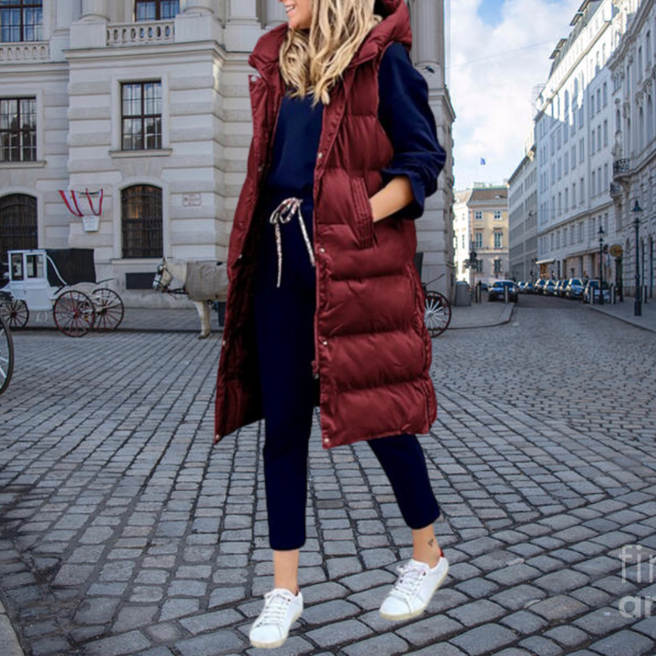 Długi pikowany bezrękawnik z kapturem i kieszeniami - Taylor-Bordeaux-S-Trend Polska