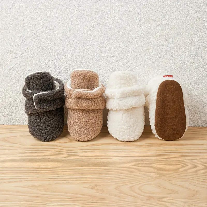 Skarpetki dla dzieci z materiału typu Teddystof – SnugglePaws