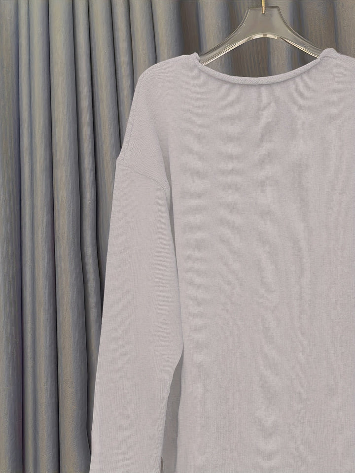 Damski oversize sweter z dekoltem w serek i wzorem – Alenia