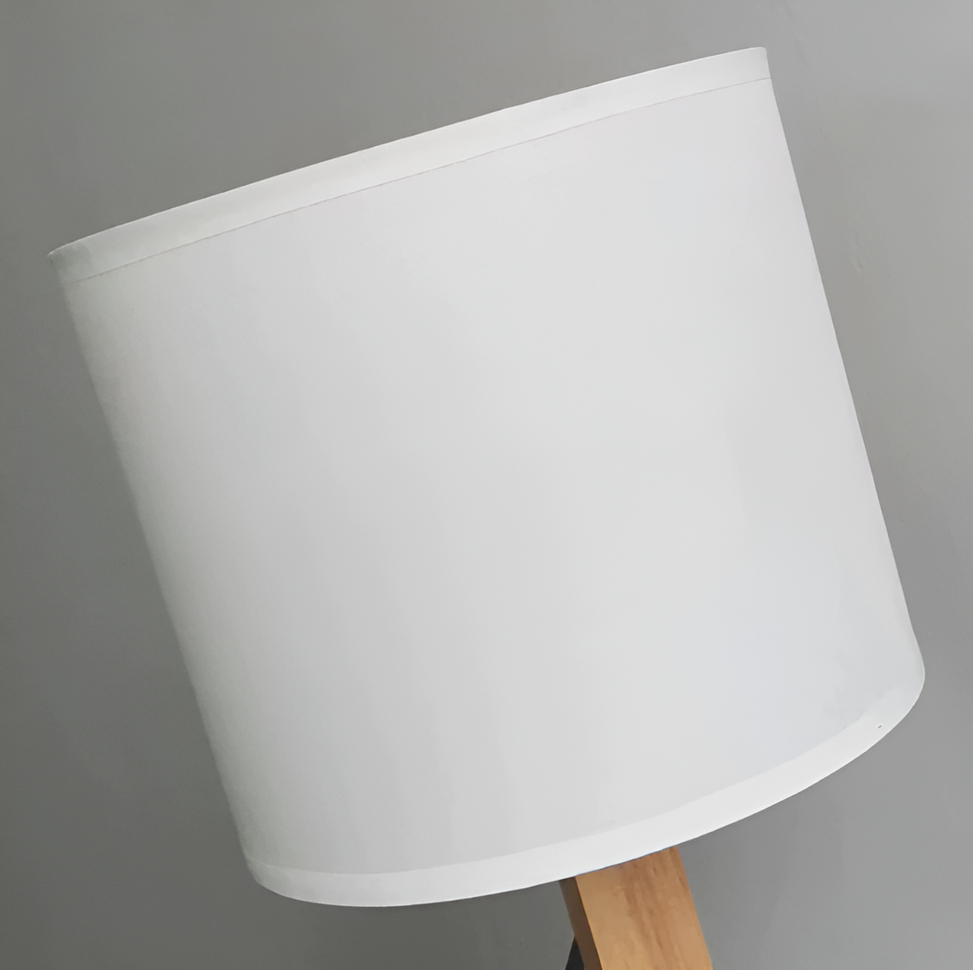 Elastyczna lampa biurkowa z drewna litego – LumoBot-Trend Polska