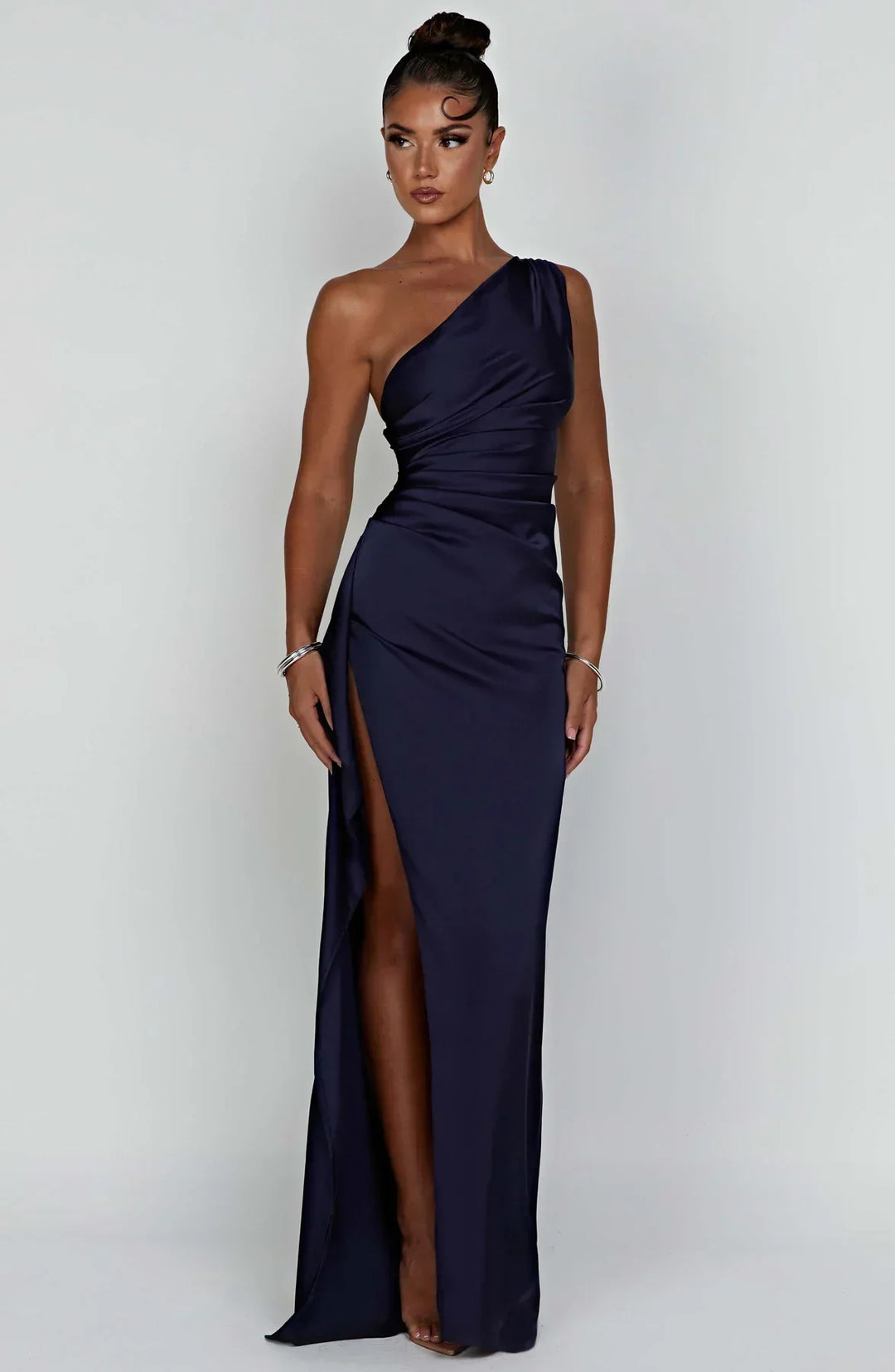 Elegancka satynowa sukienka z plisami i detalem na ramieniu - Selene-morski niebieski-XS-Trend Polska