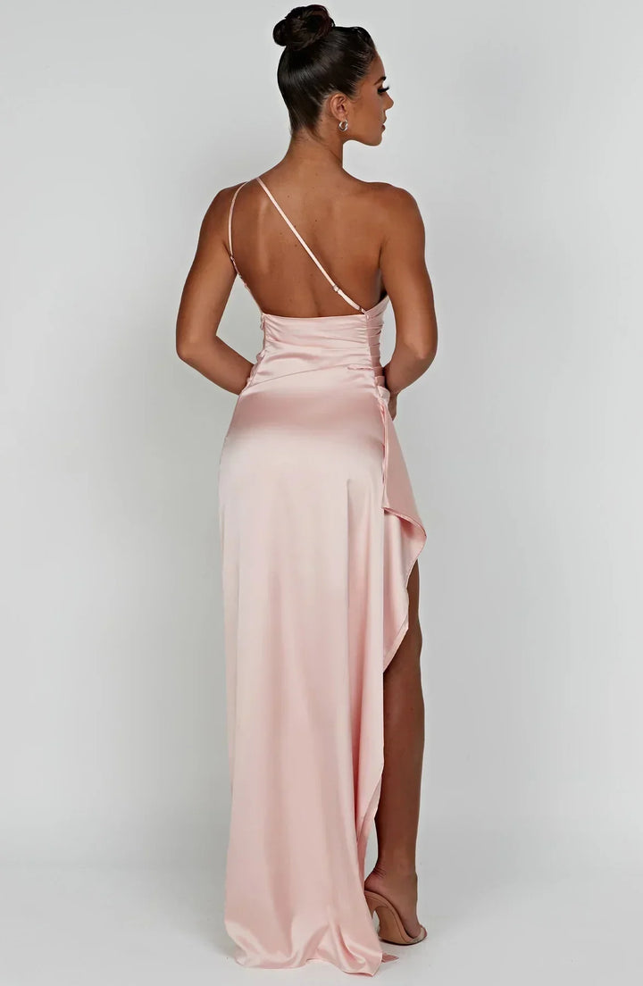 Elegancka satynowa sukienka z plisami i detalem na ramieniu - Selene-Rood-XS-Trend Polska