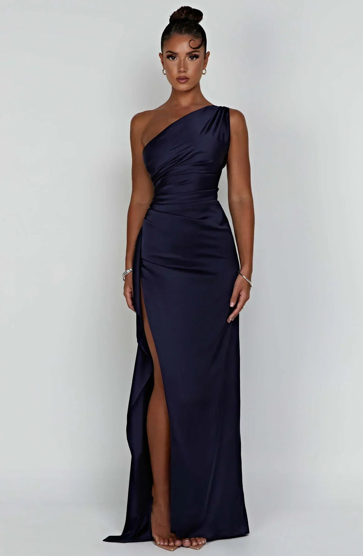 Elegancka satynowa sukienka z plisami i detalem na ramieniu - Selene-Rood-XS-Trend Polska