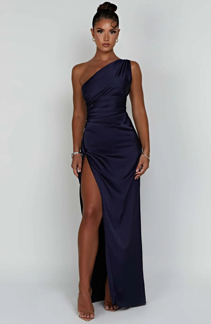 Elegancka satynowa sukienka z plisami i detalem na ramieniu - Selene-Rood-XS-Trend Polska