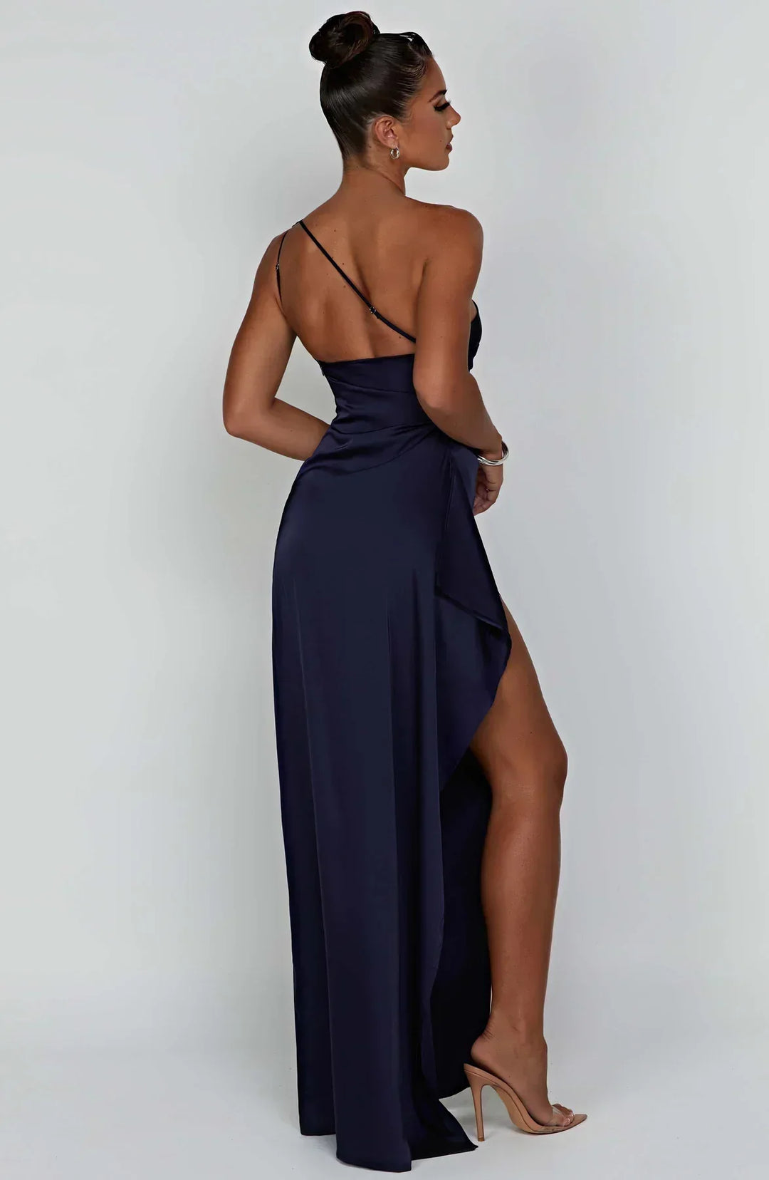 Elegancka satynowa sukienka z plisami i detalem na ramieniu - Selene-Rood-XS-Trend Polska