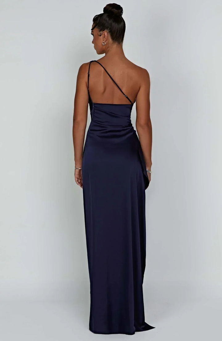 Elegancka satynowa sukienka z plisami i detalem na ramieniu - Selene-Rood-XS-Trend Polska