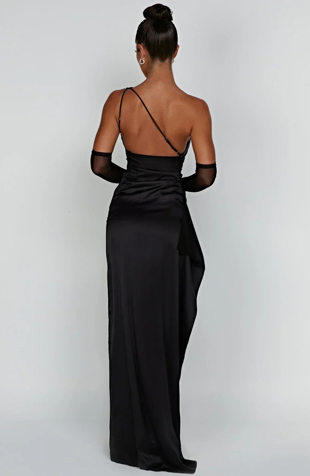 Elegancka satynowa sukienka z plisami i detalem na ramieniu - Selene-Rood-XS-Trend Polska