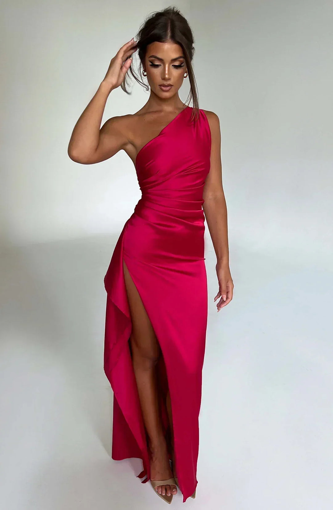 Elegancka satynowa sukienka z plisami i detalem na ramieniu - Selene-Rood-XS-Trend Polska