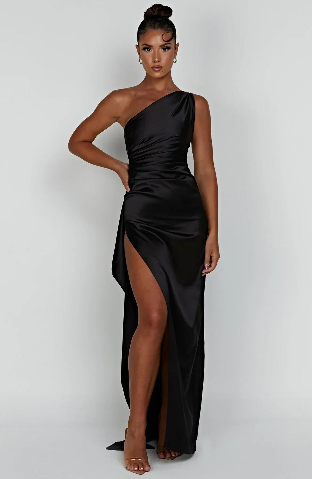 Elegancka satynowa sukienka z plisami i detalem na ramieniu - Selene-Rood-XS-Trend Polska