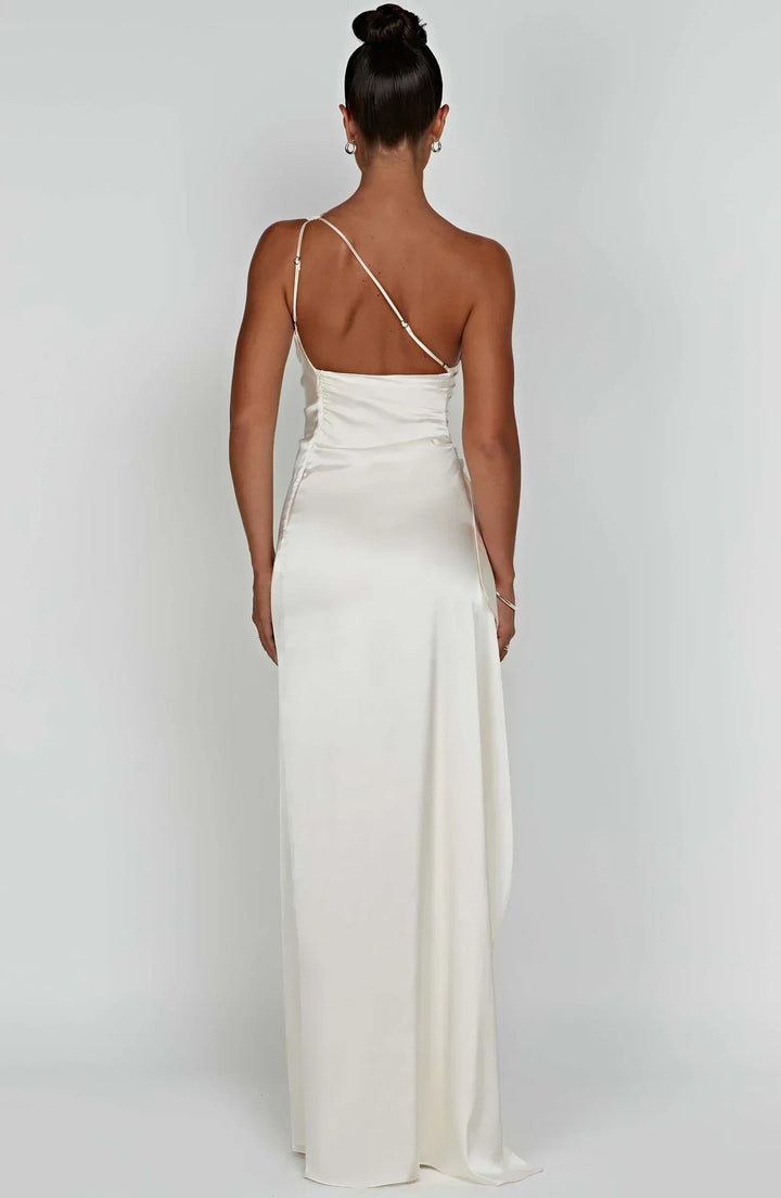 Elegancka satynowa sukienka z plisami i detalem na ramieniu - Selene-Rood-XS-Trend Polska
