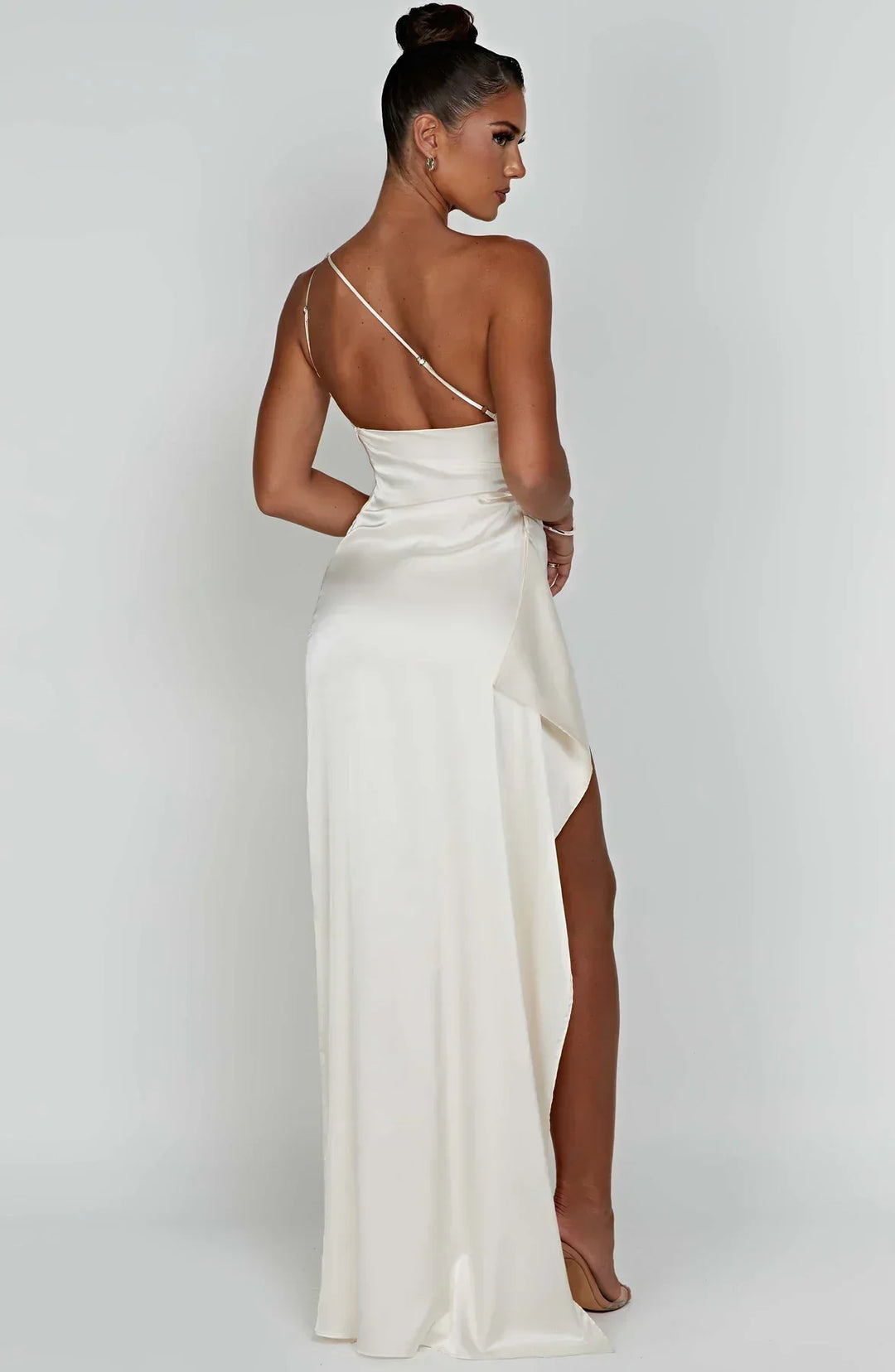 Elegancka satynowa sukienka z plisami i detalem na ramieniu - Selene-Rood-XS-Trend Polska