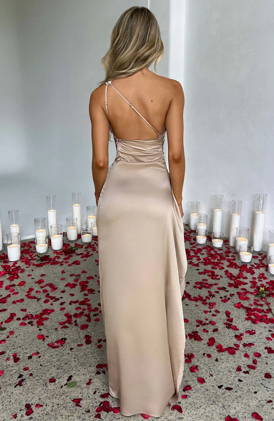 Elegancka satynowa sukienka z plisami i detalem na ramieniu - Selene-Rood-XS-Trend Polska