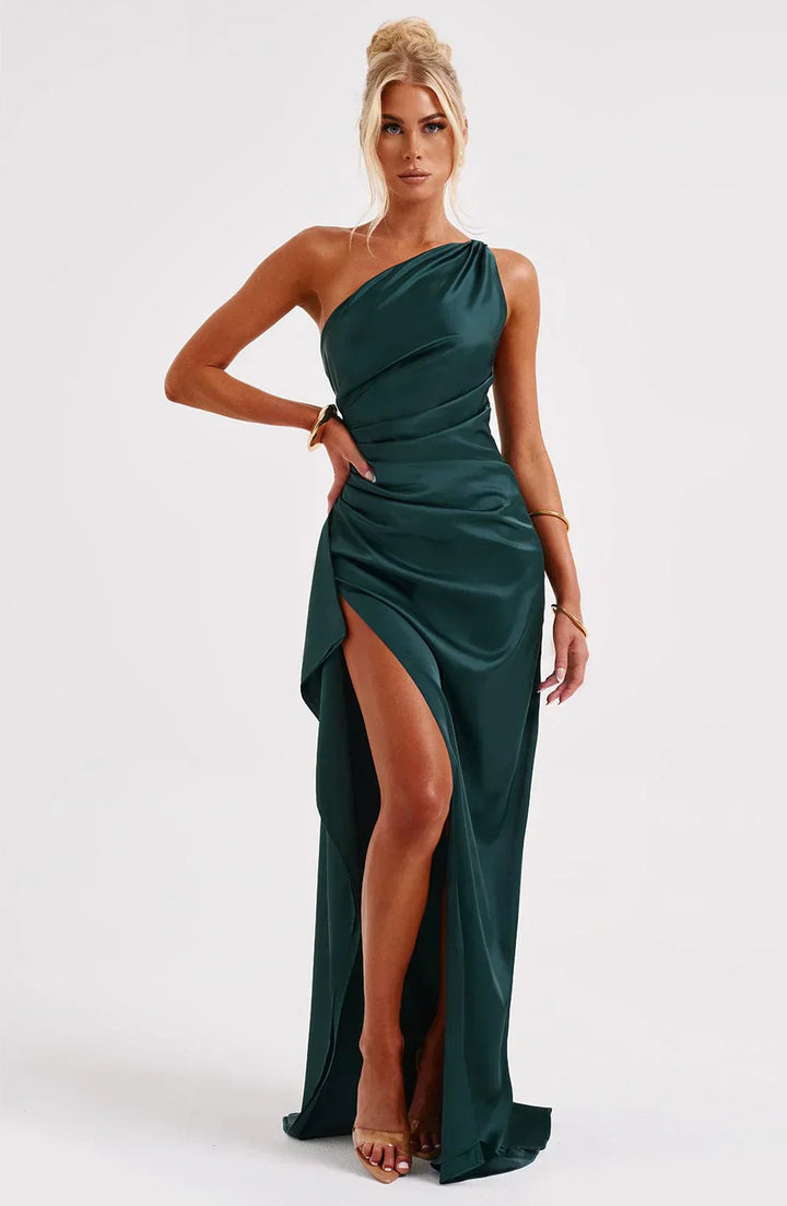 Elegancka satynowa sukienka z plisami i detalem na ramieniu - Selene-Rood-XS-Trend Polska