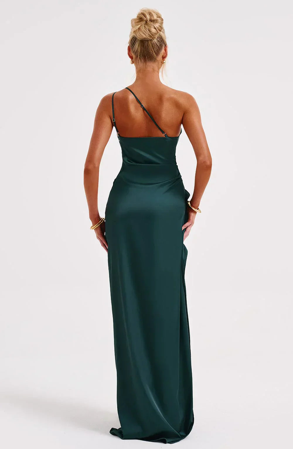 Elegancka satynowa sukienka z plisami i detalem na ramieniu - Selene-Rood-XS-Trend Polska