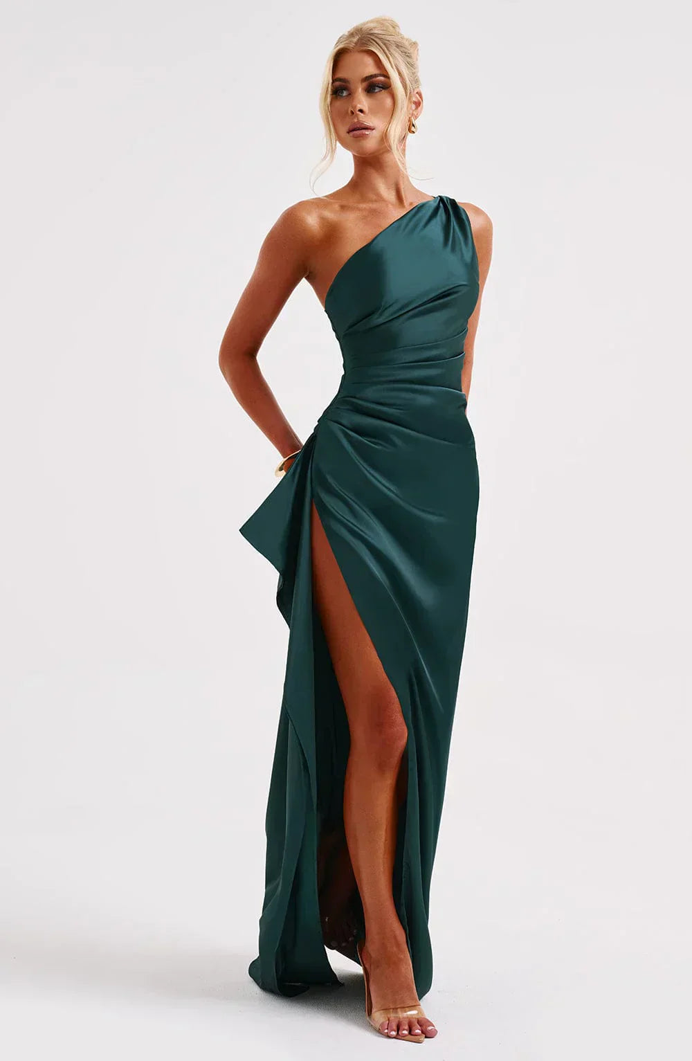 Elegancka satynowa sukienka z plisami i detalem na ramieniu - Selene-Rood-XS-Trend Polska