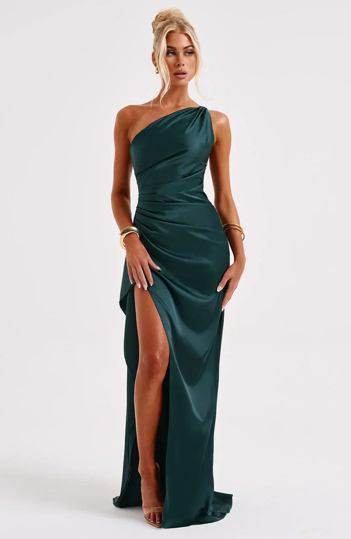 Elegancka satynowa sukienka z plisami i detalem na ramieniu - Selene-Rood-XS-Trend Polska