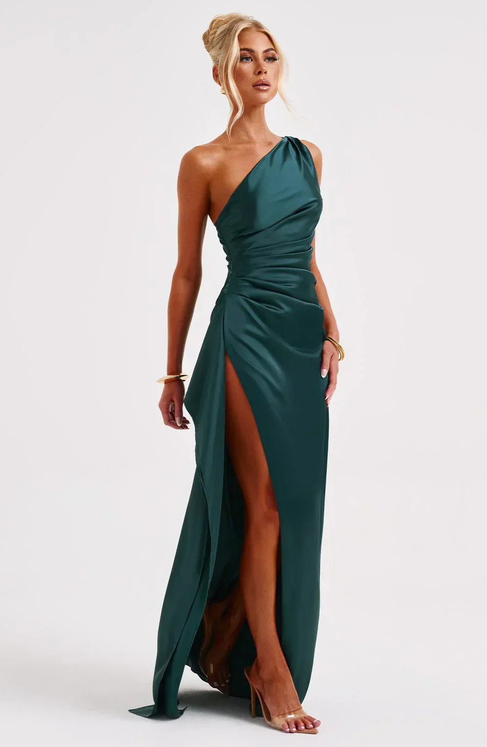 Elegancka satynowa sukienka z plisami i detalem na ramieniu - Selene-Rood-XS-Trend Polska