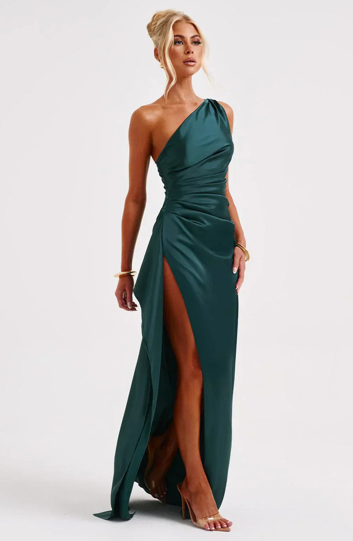 Elegancka satynowa sukienka z plisami i detalem na ramieniu - Selene-Rood-XS-Trend Polska