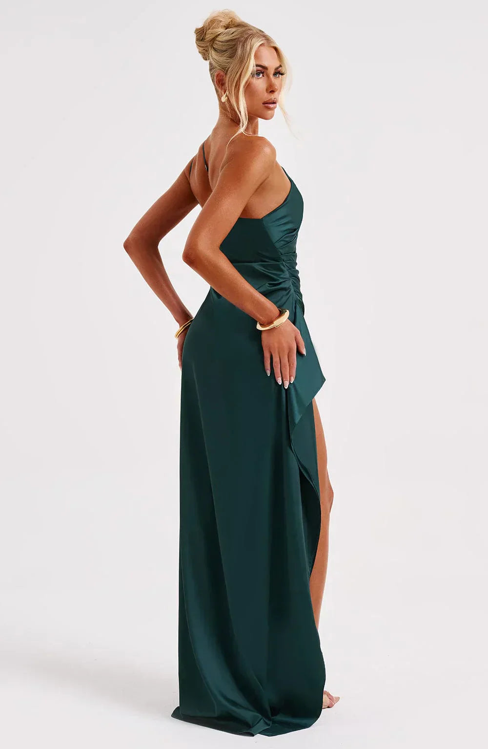 Elegancka satynowa sukienka z plisami i detalem na ramieniu - Selene-Rood-XS-Trend Polska