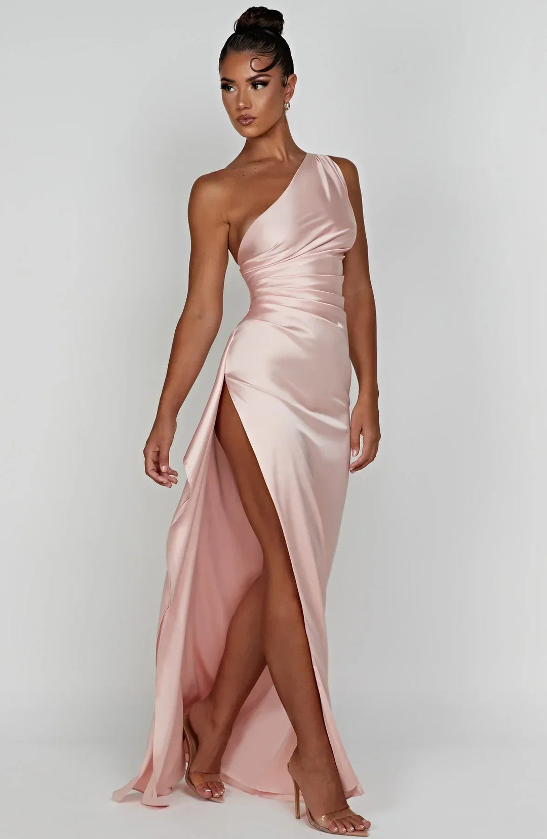 Elegancka satynowa sukienka z plisami i detalem na ramieniu - Selene-Rood-XS-Trend Polska