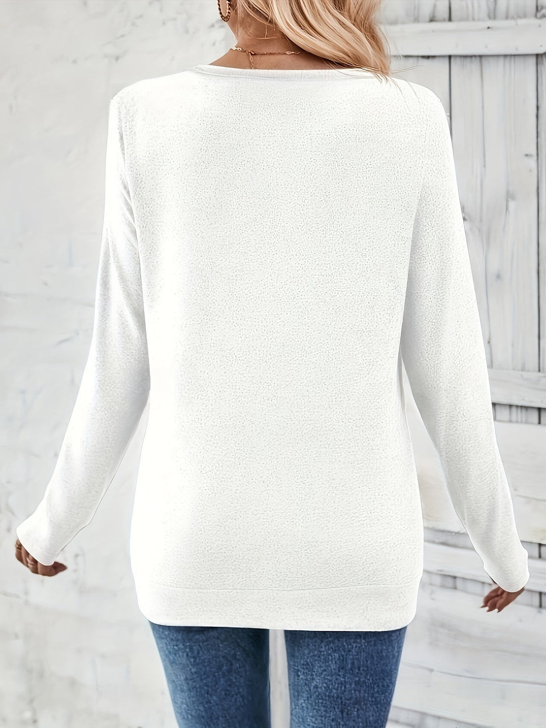 Sweter damski z dekoltem w serek i detalem w postaci guzika – Iris
