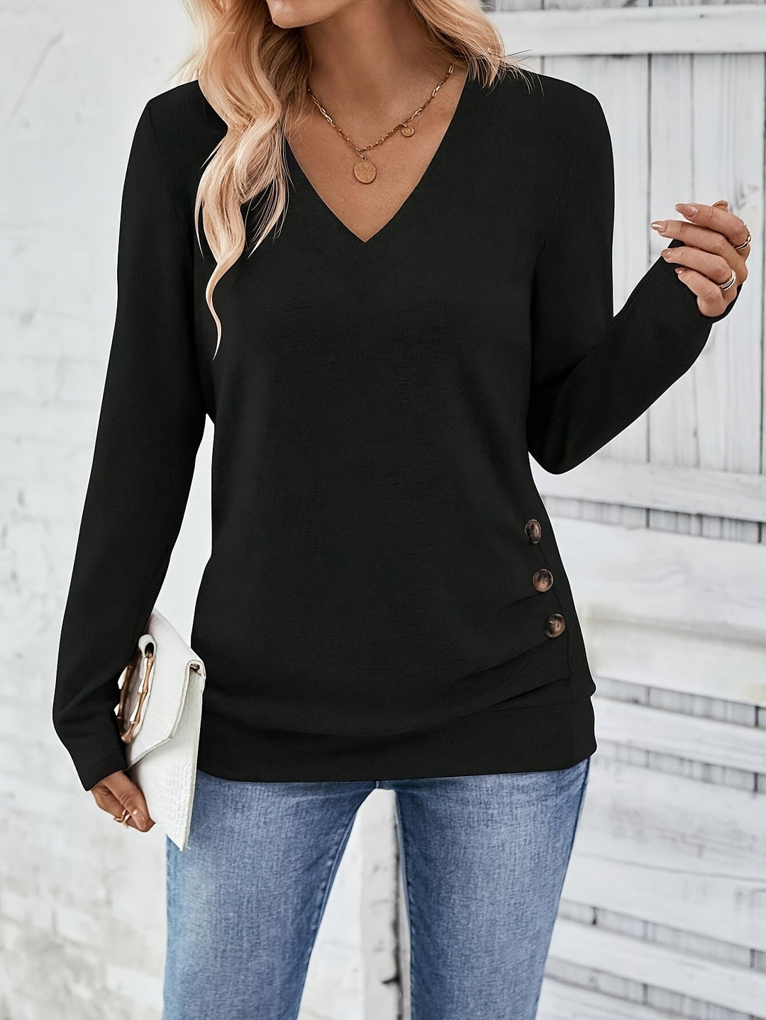 Sweter damski z dekoltem w serek i detalem w postaci guzika – Iris