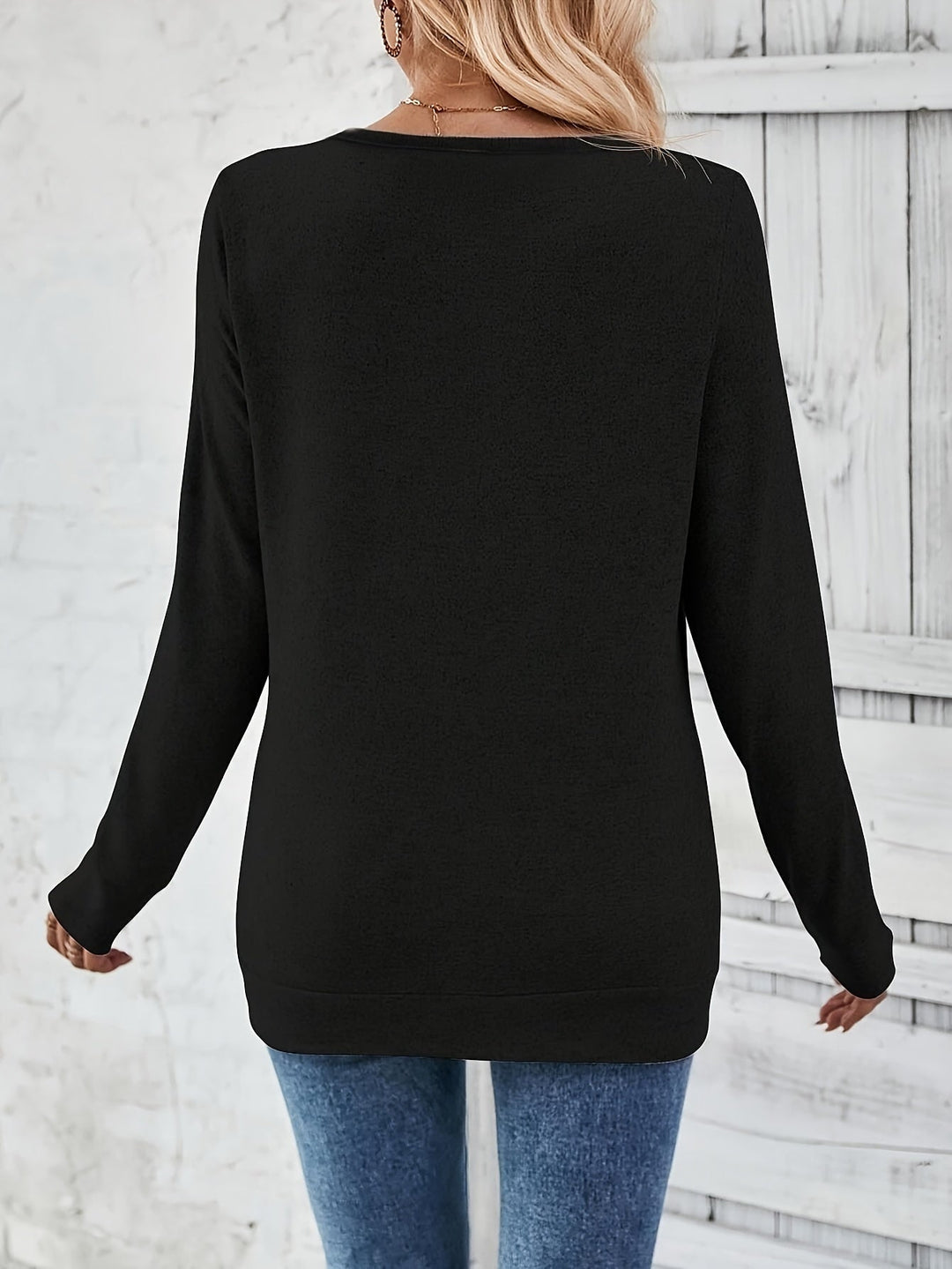 Sweter damski z dekoltem w serek i detalem w postaci guzika – Iris