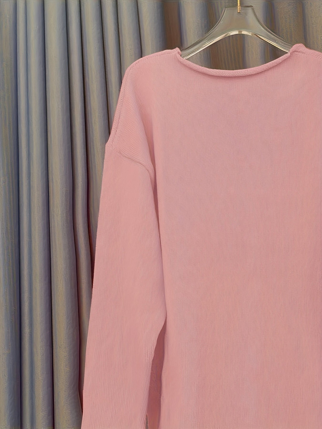 Damski oversize sweter z dekoltem w serek i wzorem – Alenia