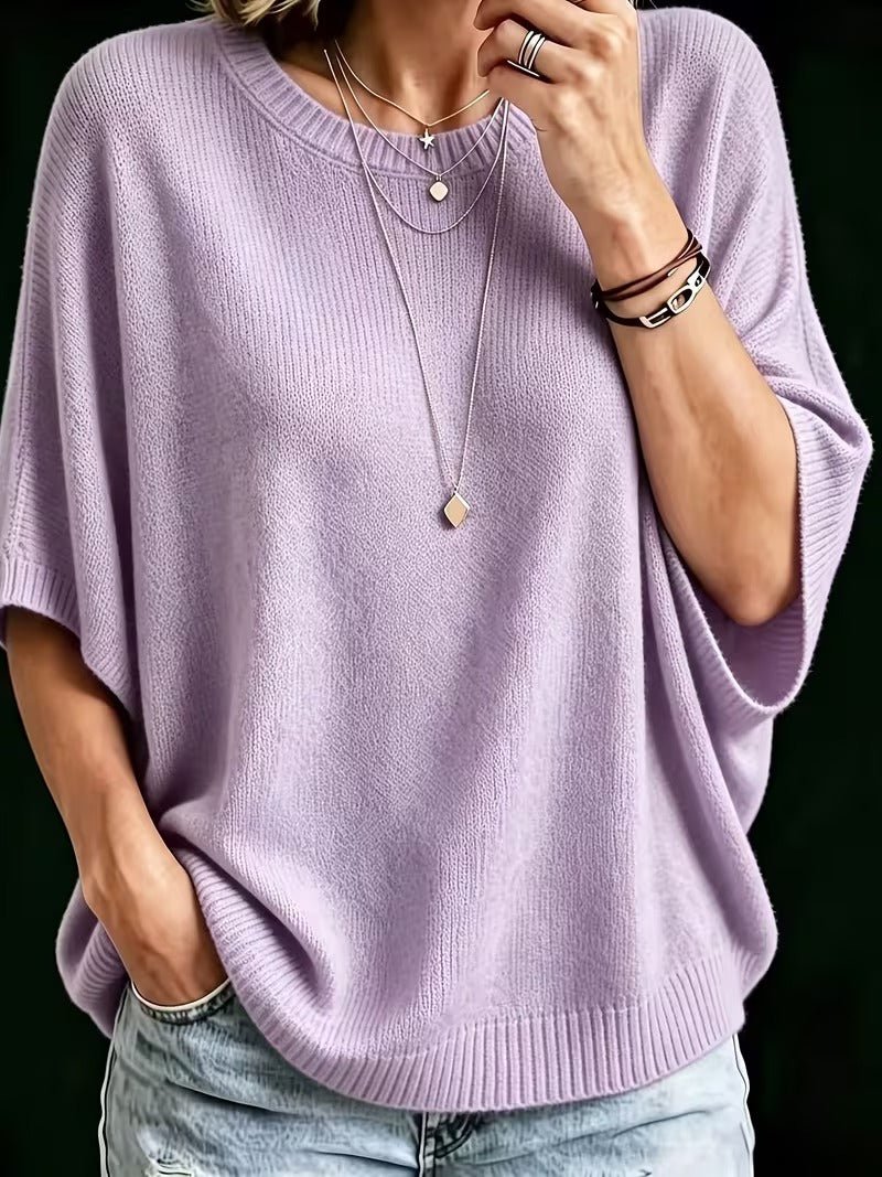 Liliowy dzianinowy top z rękawami batwing, zbliżenie z przodu na modelce z cienkimi naszyjnikami i bransoletkami. 7
