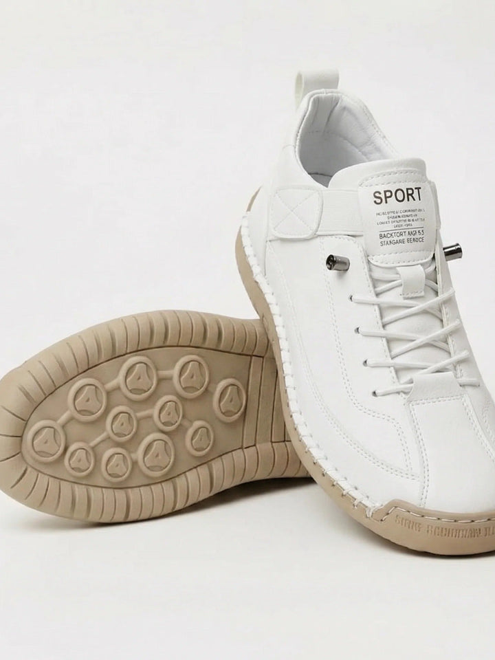 Białe sneakersy z elastycznym sznurowaniem i beżową podeszwą, jeden but ustawiony na drugim 4