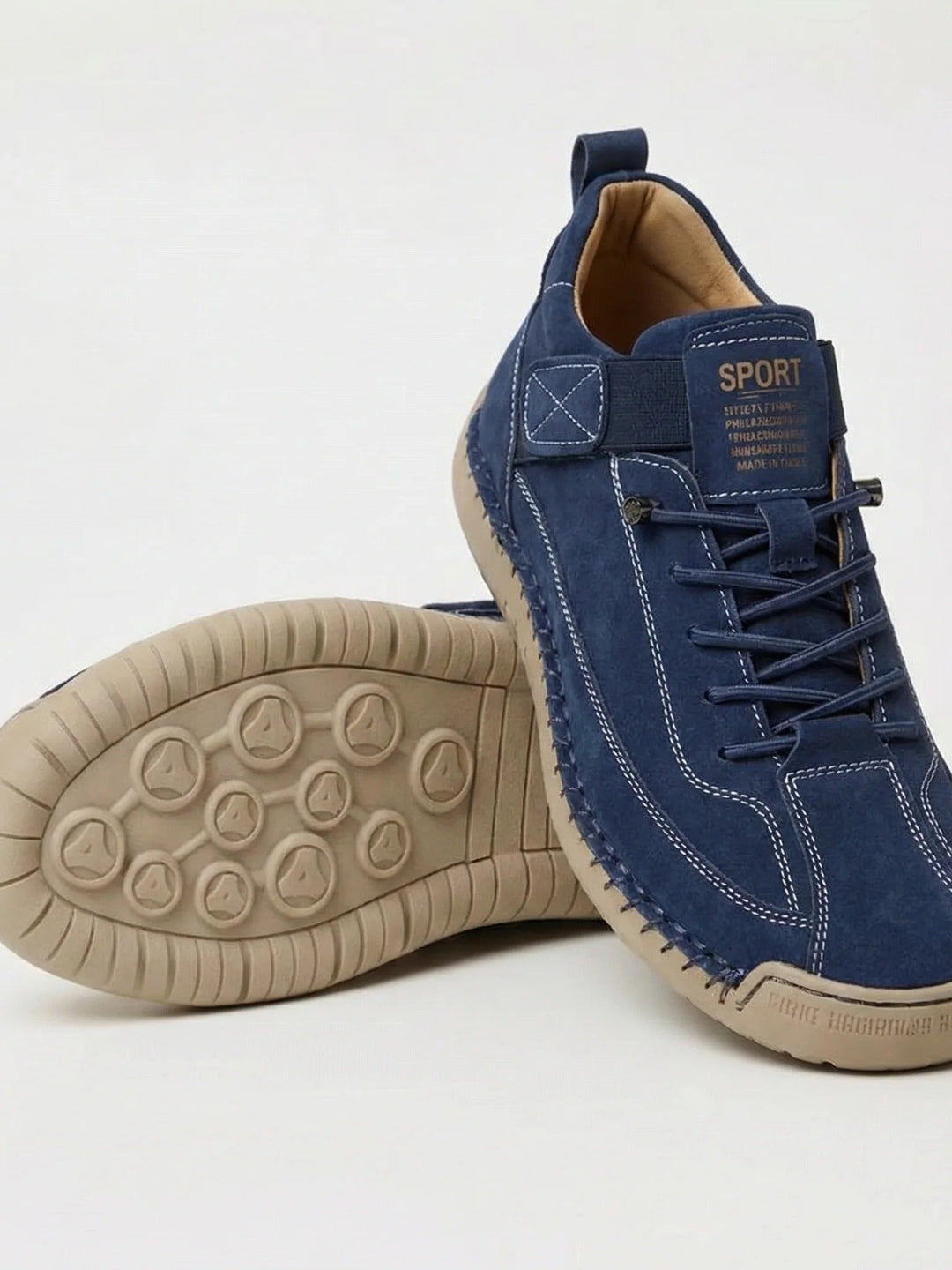 Granatowe zamszowe sneakersy z jasnymi przeszyciami i beżową podeszwą pokazaną od spodu 2
