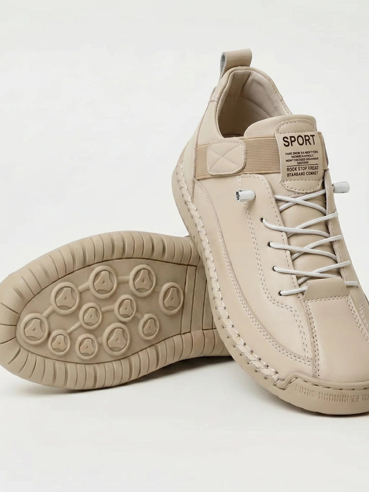 Beżowe gładkie sneakersy z białymi elastycznymi sznurówkami i podeszwą w tym samym kolorze 12