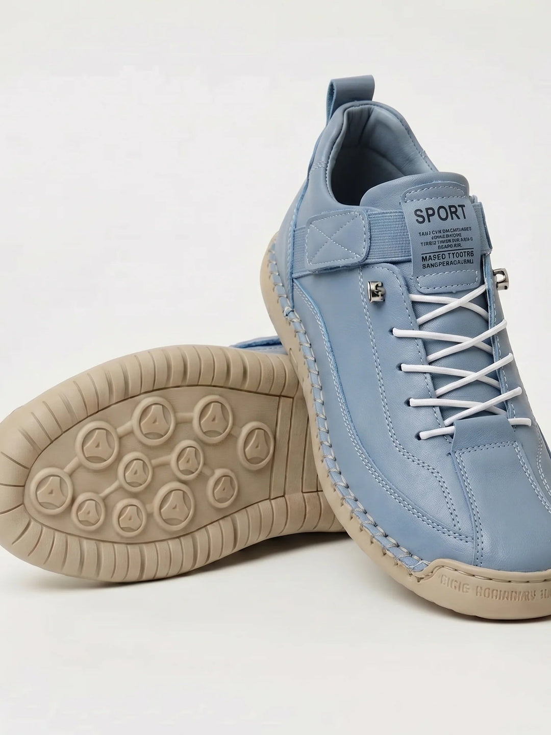 Błękitne sneakersy z białymi sznurówkami i beżową podeszwą o wzorze w kółka, widok z boku i od spodu 19
