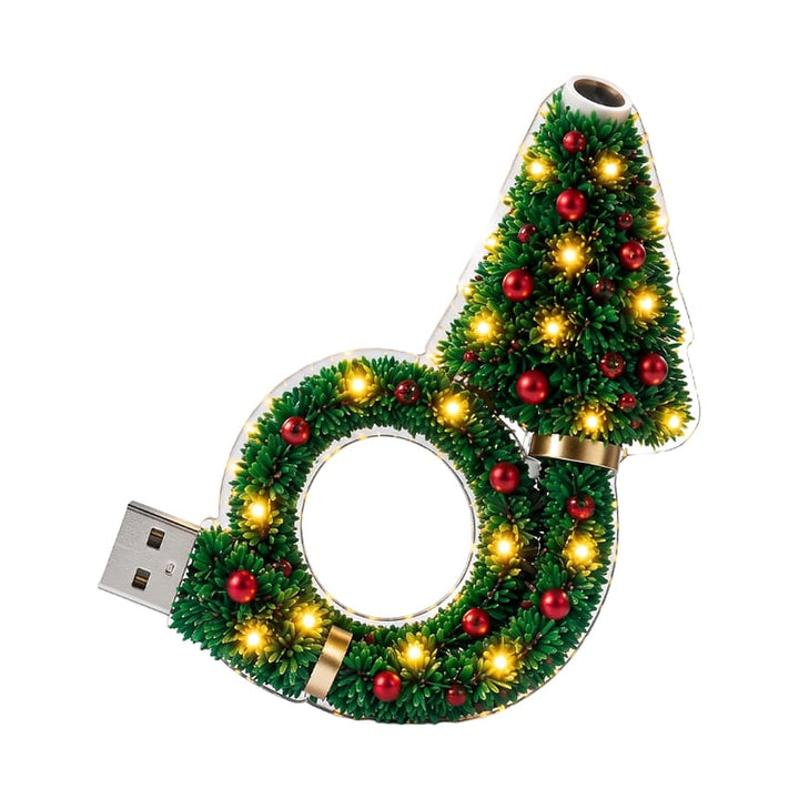 Lampa w kształcie choinki z wieńcem, ozdobiona czerwonymi bombkami i świecącymi diodami, z wtyczką USB, na białym tle. 1