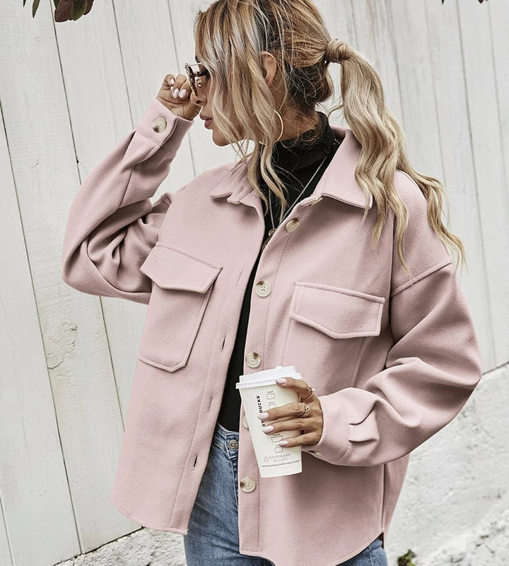 Krótka kurtka z listwą guzikową – Elodie-Róża-S-Trend Polska