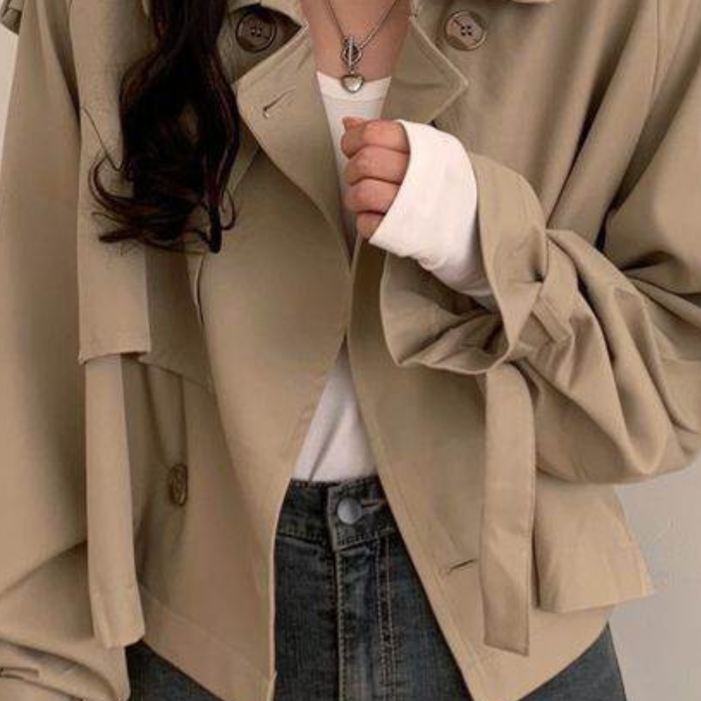 Krótki płaszcz damski o nowoczesnym wyglądzie - Sienna-Khaki-Trend Polska