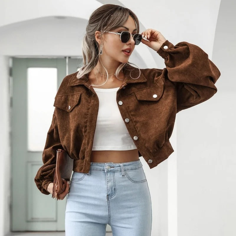 Krótkie dżinsowe kurtki z klasą – Amira-Braun-S-Trend Polska