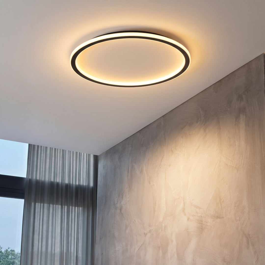 Świecąca lampa pod sufitem we wnętrzu z betonową ścianą i zasłoną w oknie, ujęcie z boku. 3