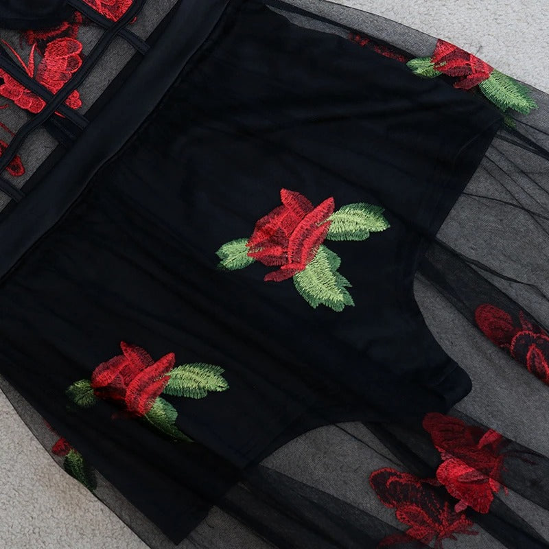 Maxi sukienka z haftem kwiatowym i ramiączkami spaghetti – Rosalie-S-Trend Polska
