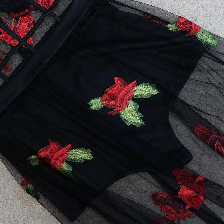 Maxi sukienka z haftem kwiatowym i ramiączkami spaghetti – Rosalie-S-Trend Polska