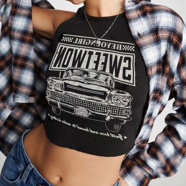 Modna damska crop-top z nadrukiem samochodowym i okrągłym dekoltem – Maila-S-Trend Polska