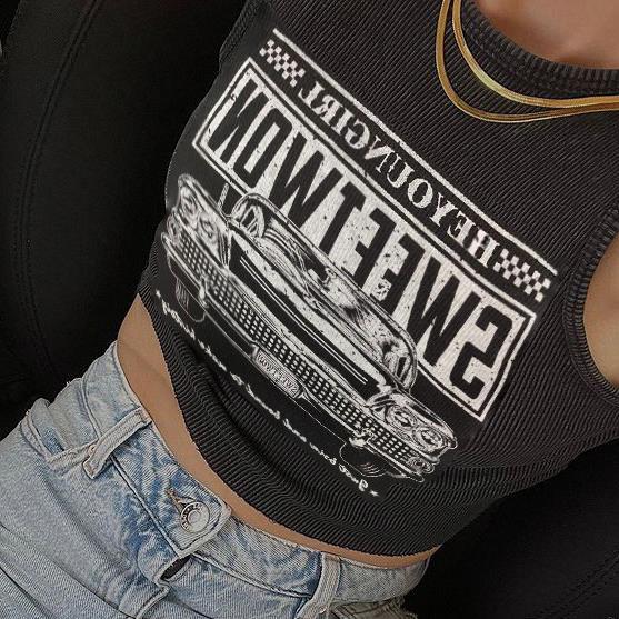 Modna damska crop-top z nadrukiem samochodowym i okrągłym dekoltem – Maila-S-Trend Polska