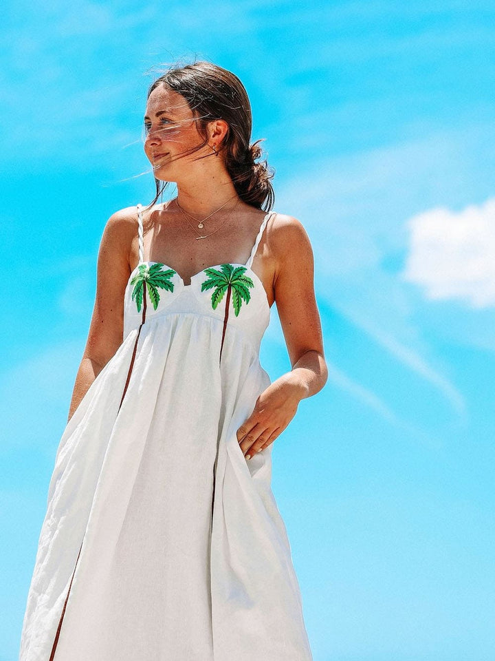 Modna sukienka na ramiączkach z tropikalnym nadrukiem palm – Estelle-S-Trend Polska