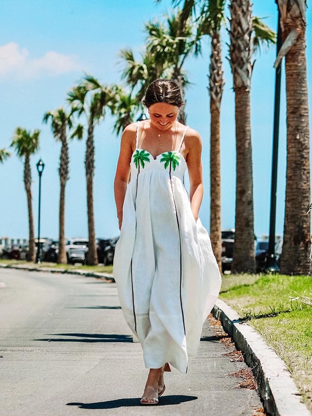 Modna sukienka na ramiączkach z tropikalnym nadrukiem palm – Estelle-S-Trend Polska