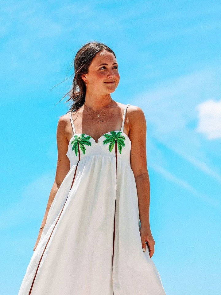 Modna sukienka na ramiączkach z tropikalnym nadrukiem palm – Estelle-S-Trend Polska