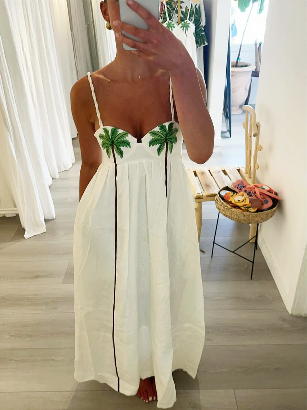 Modna sukienka na ramiączkach z tropikalnym nadrukiem palm – Estelle-S-Trend Polska