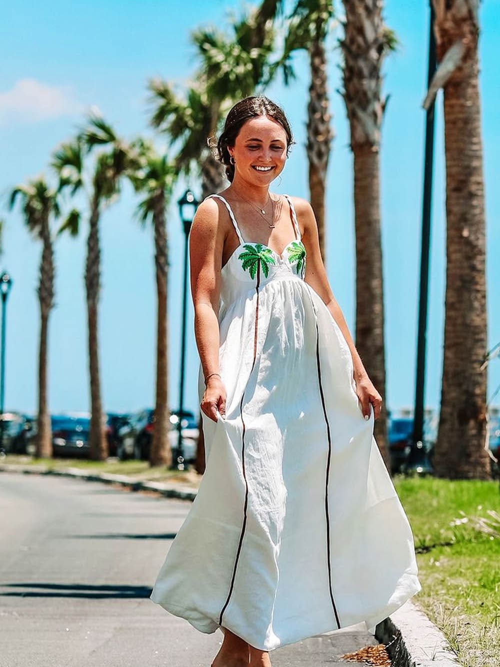 Modna sukienka na ramiączkach z tropikalnym nadrukiem palm – Estelle-S-Trend Polska
