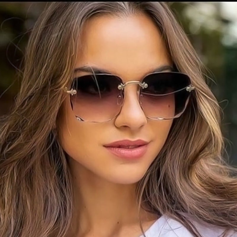 Modne okulary przeciwsłoneczne bez oprawek z ochroną UV400 w vintage'owym stylu – Clea-Brązowy/Szary-Trend Polska