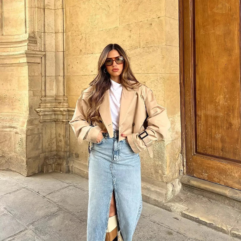 Modny krótki płaszcz damski typu trench z paskiem – Amelie-Beżowy-XS-Trend Polska